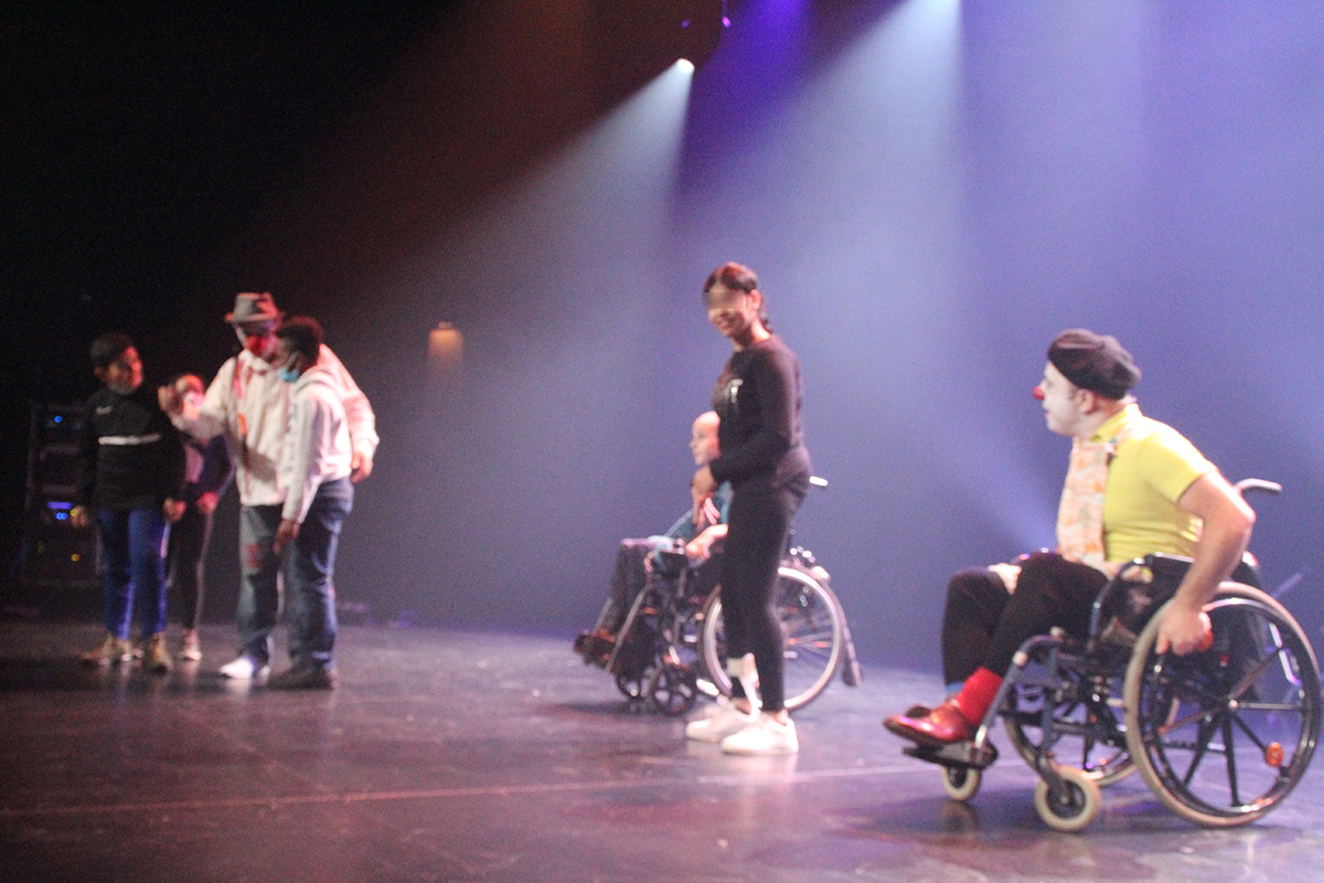 Enfants participant au spectacle 'Je suis différent', sensibilisation au handicap et aux discriminations